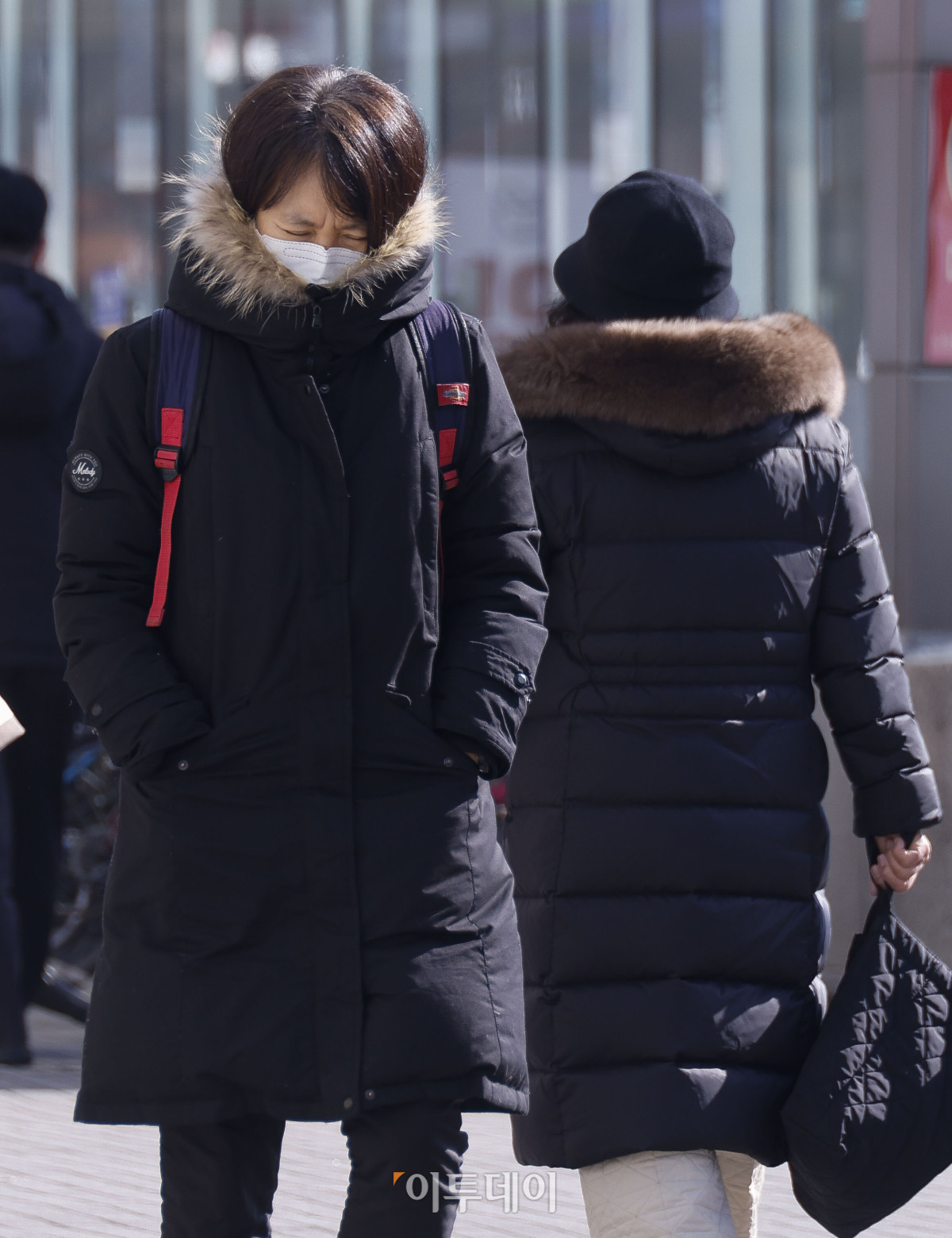 ▲서울 아침 최저기온이 영하 7도를 기록하는 등 강추위가 이어진 3일 서울 강서구 마곡나루역 일대에서 두꺼운 외투와 방한용품으로 무장한 시민들이 발걸음을 재촉하고 있다. 기상청은 이날은 중국 상하이 부근에 위치한 고기압의 영향으로 중부 내륙과 경상 내륙을 중심으로 영하권 추위를 보이겠지만 한낮에는 기온이 영상권으로 올라서겠다고 예보했다. 조현호 기자 hyunho@