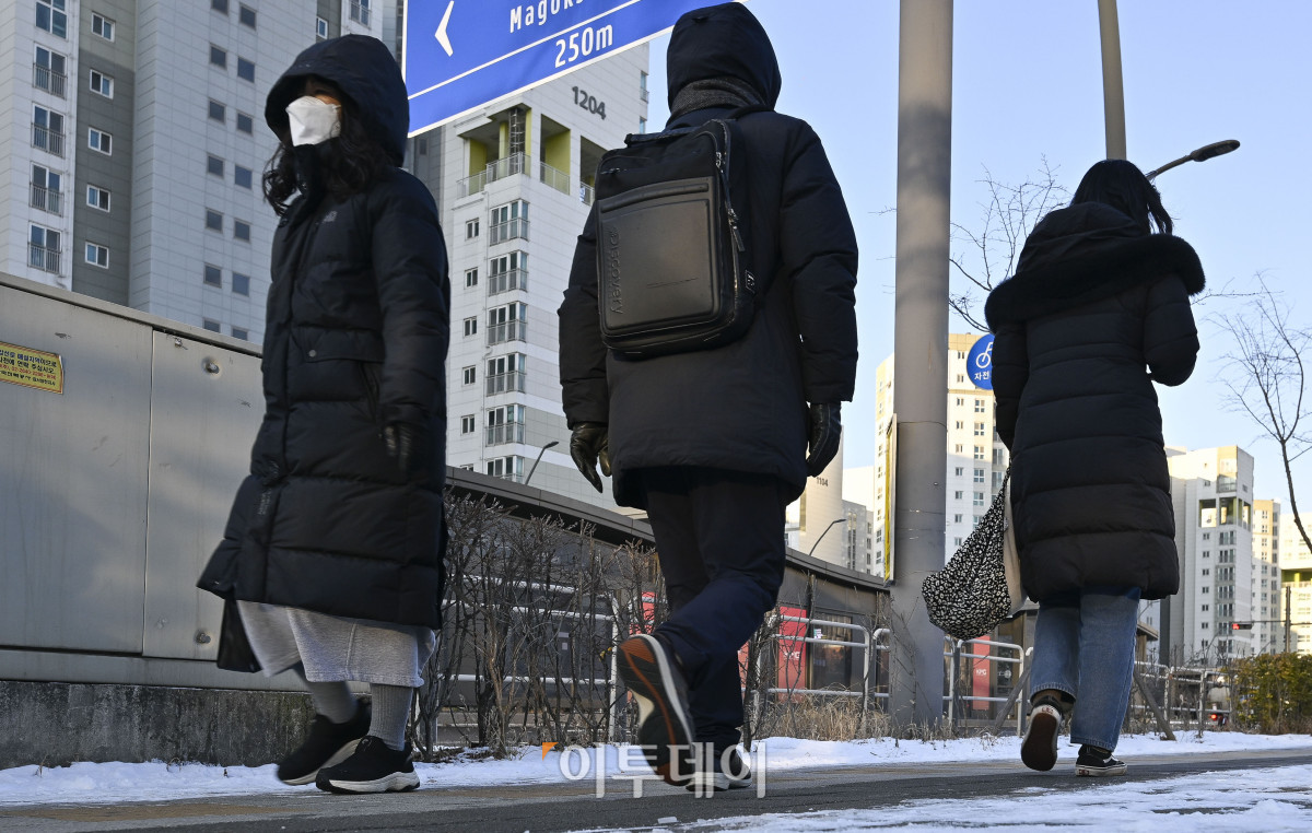 ▲서울 아침 최저기온이 영하 7도를 기록하는 등 강추위가 이어진 3일 서울 강서구 마곡역 일대에서 두꺼운 외투와 방한용품으로 무장한 시민들이 발걸음을 재촉하고 있다. 기상청은 이날은 중국 상하이 부근에 위치한 고기압의 영향으로 중부 내륙과 경상 내륙을 중심으로 영하권 추위를 보이겠지만 한낮에는 기온이 영상권으로 올라서겠다고 예보했다. 조현호 기자 hyunho@