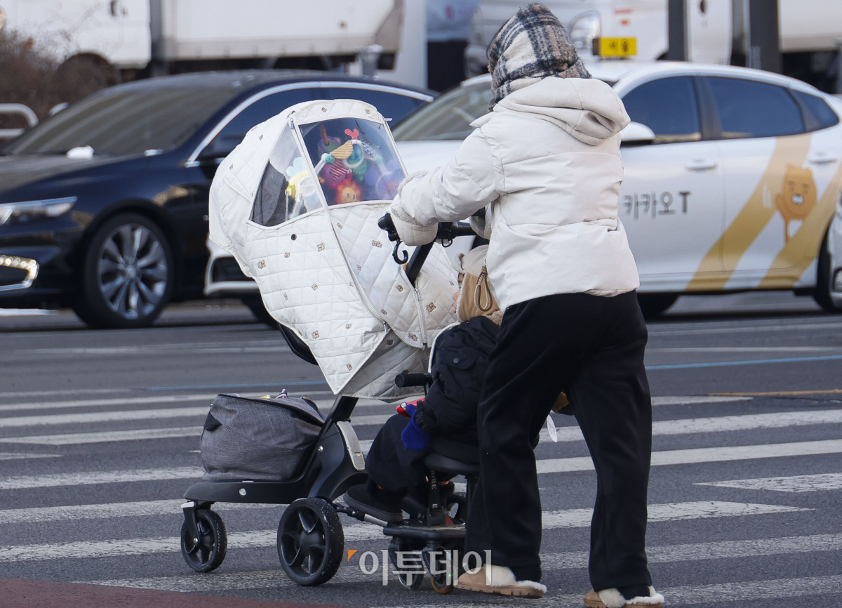 ▲서울 아침 최저기온이 영하 7도를 기록하는 등 강추위가 이어진 3일 서울 강서구 마곡역 일대에서 두꺼운 외투와 방한용품으로 무장한 시민들이 발걸음을 재촉하고 있다. 기상청은 이날은 중국 상하이 부근에 위치한 고기압의 영향으로 중부 내륙과 경상 내륙을 중심으로 영하권 추위를 보이겠지만 한낮에는 기온이 영상권으로 올라서겠다고 예보했다. 조현호 기자 hyunho@