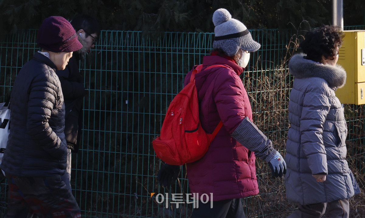 ▲서울 아침 최저기온이 영하 7도를 기록하는 등 강추위가 이어진 3일 서울 강서구 마곡역 일대에서 두꺼운 외투와 방한용품으로 무장한 시민들이 발걸음을 재촉하고 있다. 기상청은 이날은 중국 상하이 부근에 위치한 고기압의 영향으로 중부 내륙과 경상 내륙을 중심으로 영하권 추위를 보이겠지만 한낮에는 기온이 영상권으로 올라서겠다고 예보했다. 조현호 기자 hyunho@