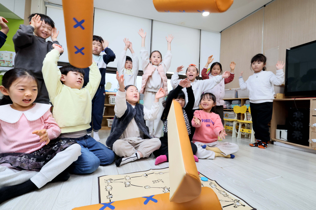 ▲봄이 시작된다는 절기상 입춘(立春)을 하루 앞둔 3일 서울 송파구청 어린이집에서 원아들이 윷을 던지며 즐거워하고 있다. 신태현 기자 holjjak@