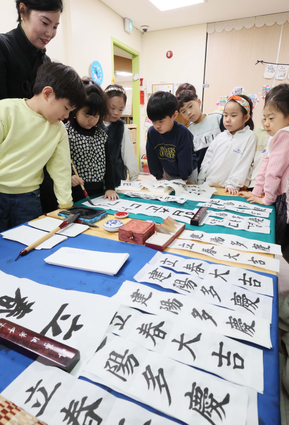 ▲봄이 시작된다는 절기상 입춘(立春)을 하루 앞둔 3일 서울 송파구청 어린이집에서 원아들이 입춘첩을 쓰고 있다. 입춘첩은 입춘을 맞아 복과 길운을 기원하며 대문 등에 붙이는 글귀다. 신태현 기자 holjjak@
