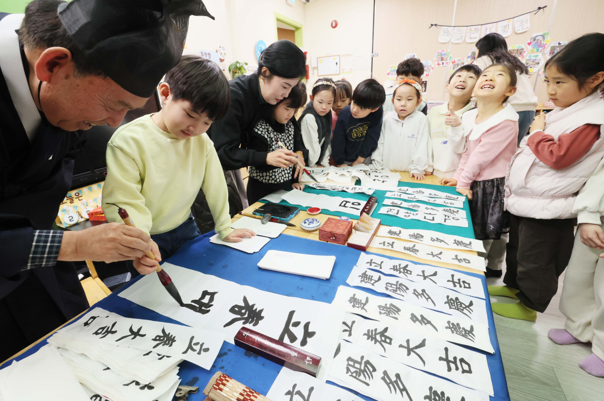 ▲봄이 시작된다는 절기상 입춘(立春)을 하루 앞둔 3일 서울 송파구청 어린이집에서 원아들이 입춘첩을 쓰고 있다. 입춘첩은 입춘을 맞아 복과 길운을 기원하며 대문 등에 붙이는 글귀다. 신태현 기자 holjjak@