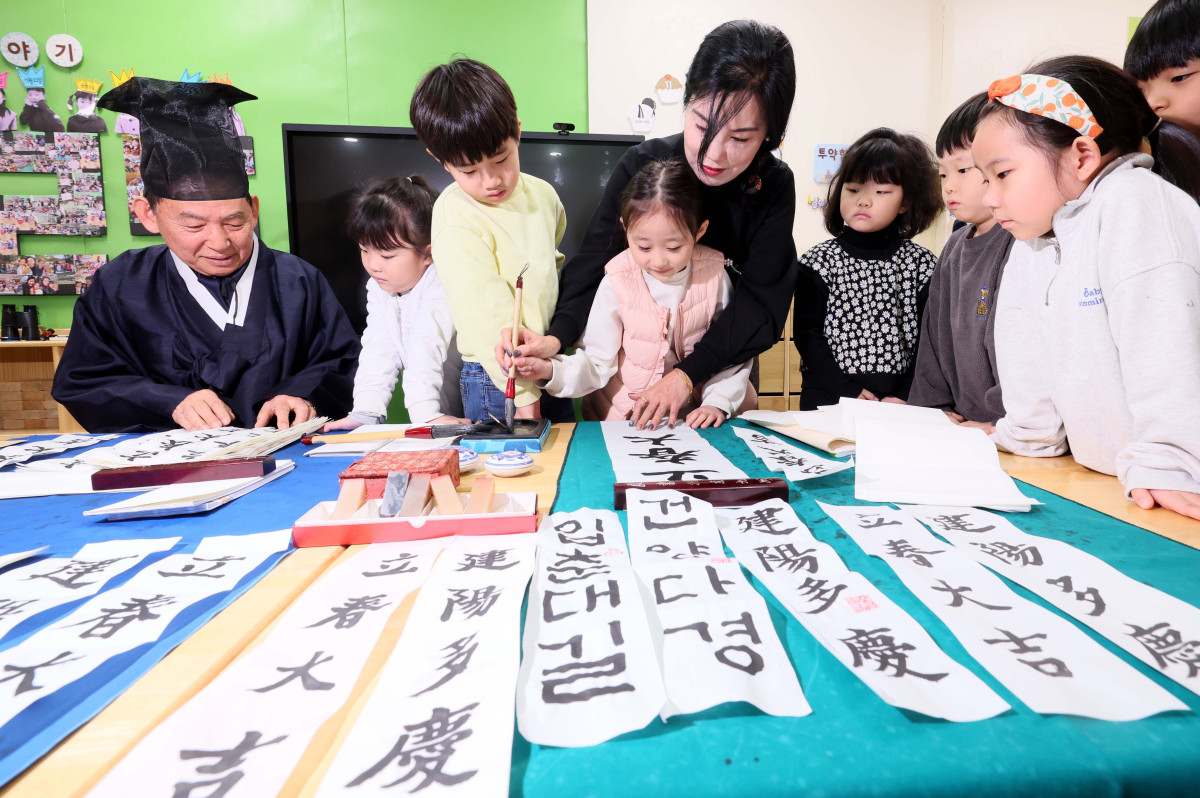 ▲봄이 시작된다는 절기상 입춘(立春)을 하루 앞둔 3일 서울 송파구청 어린이집에서 원아들이 입춘첩을 쓰고 있다. 입춘첩은 입춘을 맞아 복과 길운을 기원하며 대문 등에 붙이는 글귀다. 신태현 기자 holjjak@