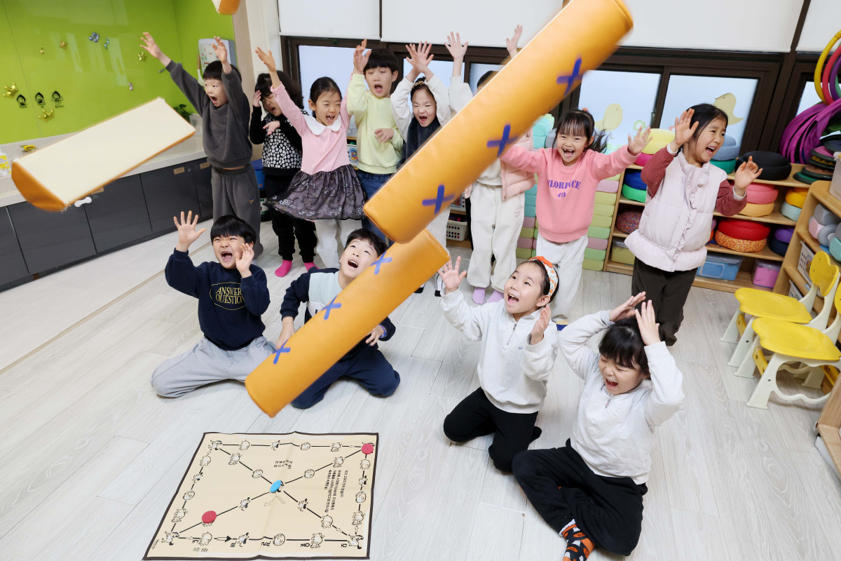 ▲봄이 시작된다는 절기상 입춘(立春)을 하루 앞둔 3일 서울 송파구청 어린이집에서 원아들이 윷을 던지며 즐거워하고 있다. 신태현 기자 holjjak@