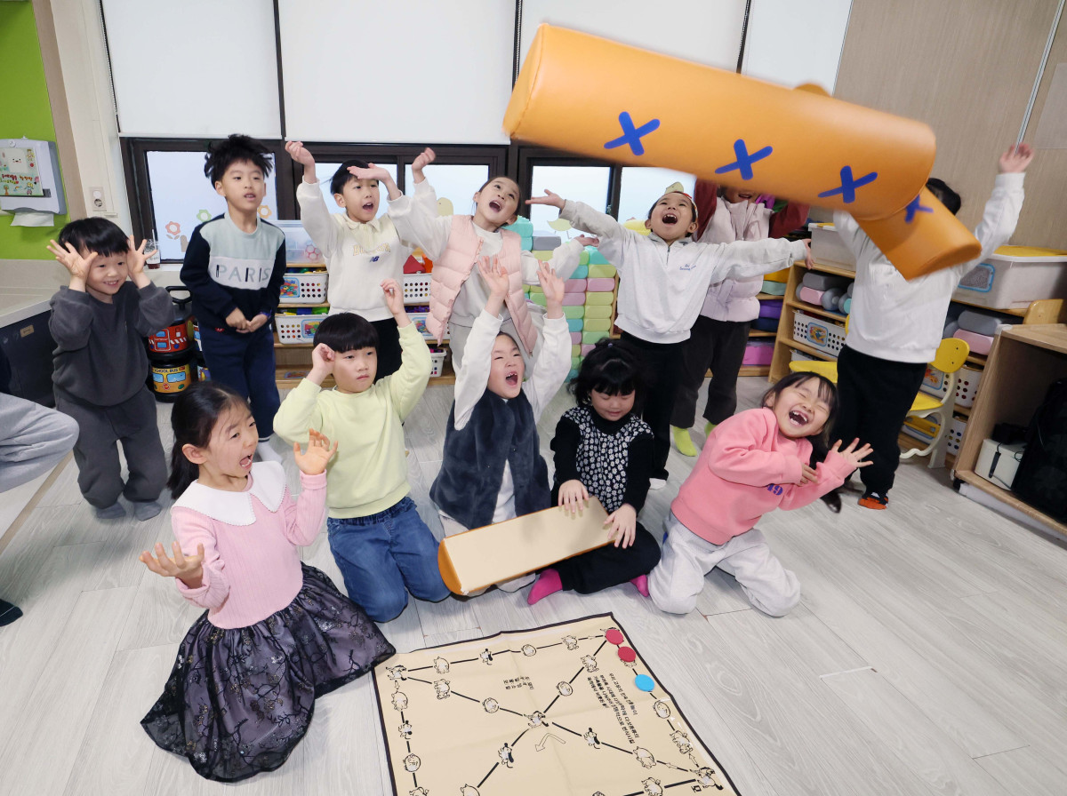 ▲봄이 시작된다는 절기상 입춘(立春)을 하루 앞둔 3일 서울 송파구청 어린이집에서 원아들이 윷을 던지며 즐거워하고 있다. 신태현 기자 holjjak@