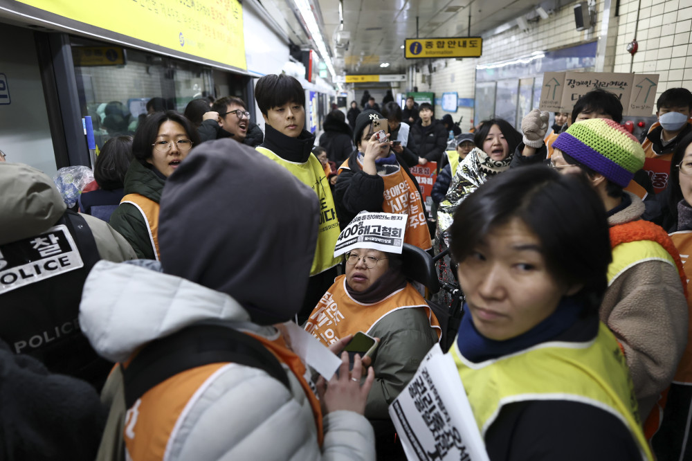 ▲3일 서울 혜화역 승강장에서 열린 전국장애인차별철폐연대(전장연) ‘지방선거 D-120 시민과 함께하는 출근길 장애인 권리 선언 대회’에서 경찰과 전장연 측이 충돌하고 있다.  (연합뉴스)