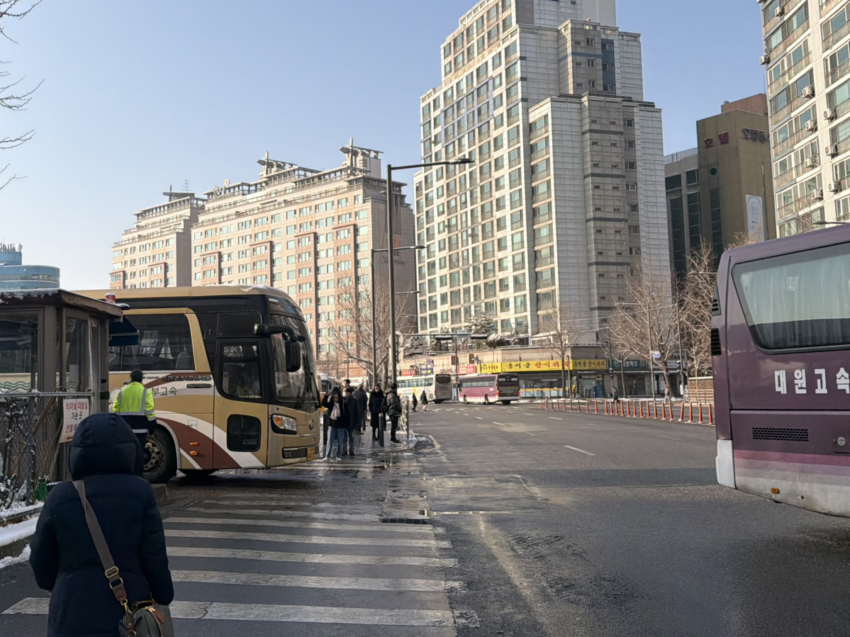 ▲동서울종합터미널 버스 출구 앞 버스가 지나가자 보행자들이 대기 중이다. (정유정 기자 @oiljung)