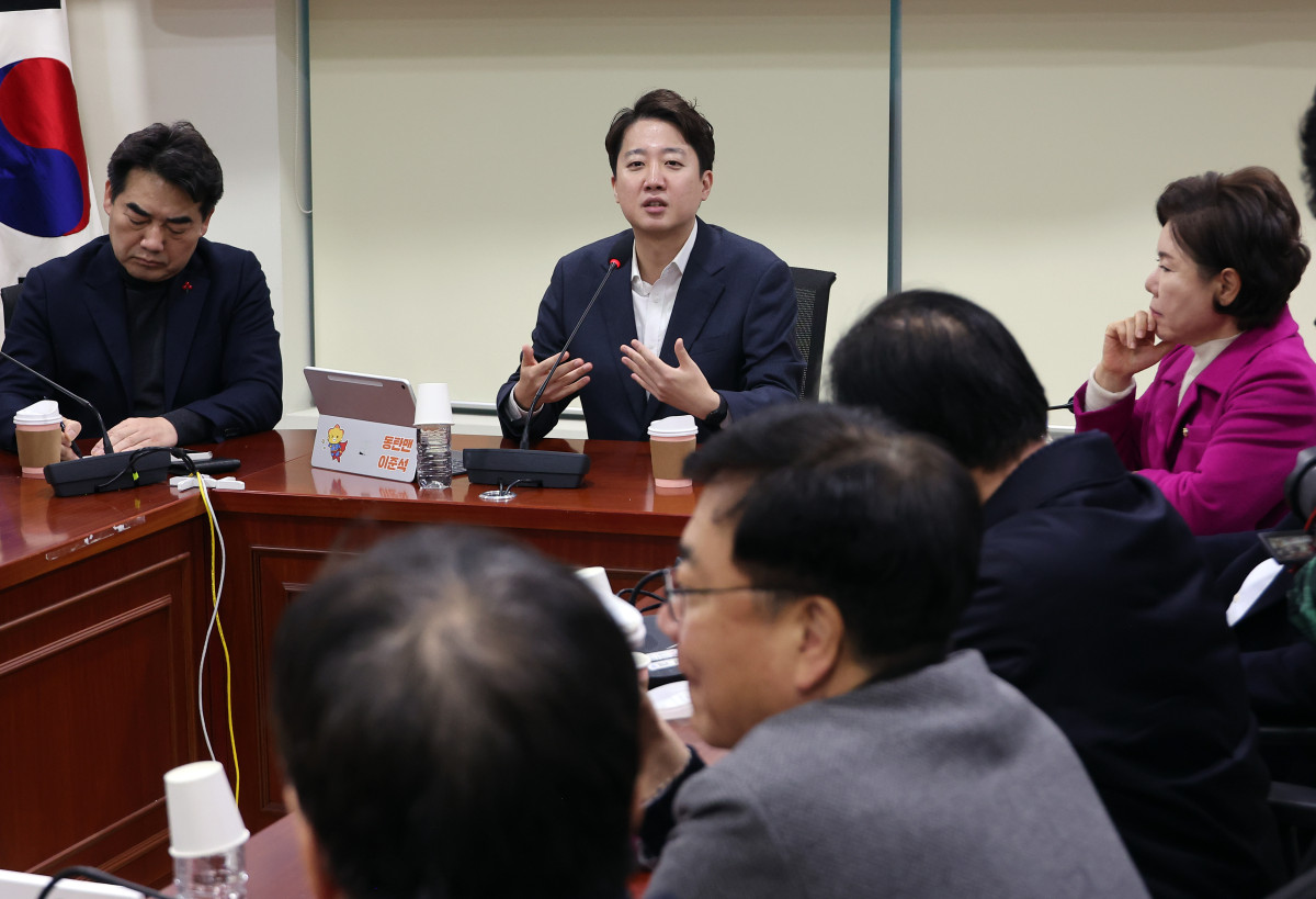 ▲국민의힘 소장파 초·재선 의원 모임인 '대안과 미래' 소속 의원들이 3일 국회 의원회관에서 개혁신당 이준석 대표를 초청해 '위기의 한국 보수에 대한 진단과 해법!' 토론회를 열고 있다.  (연합뉴스)