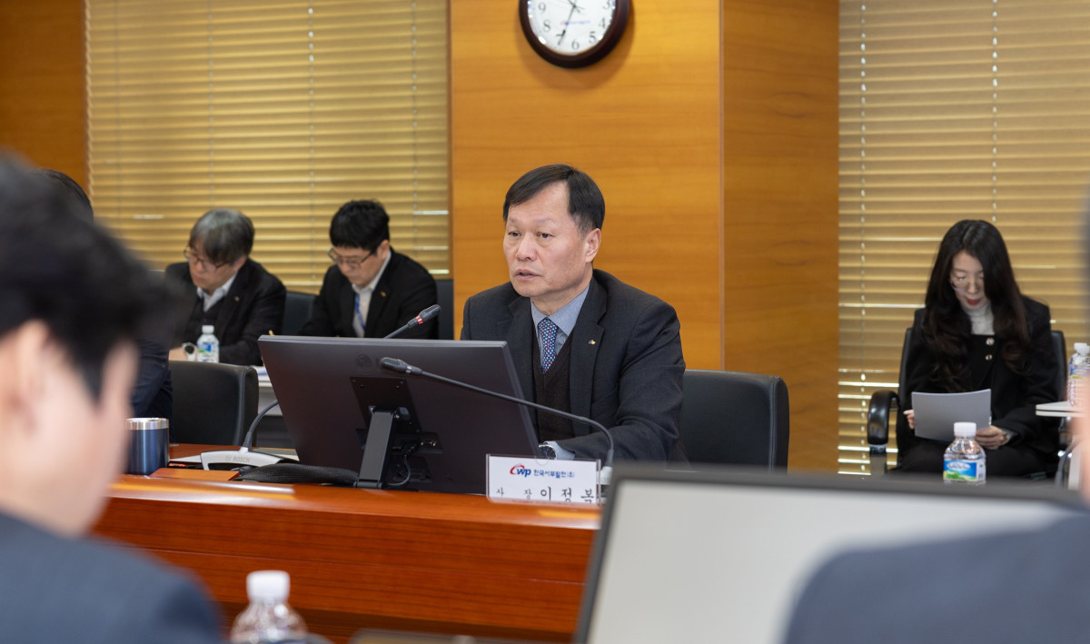 ▲한국서부발전은 2일 충남 태안 본사에서 ‘재생에너지 사업 추진 현황 점검회의’와 ‘인공지능(AI) 사업 추진 현황 점검회의’를 개최했다고 3일 밝혔다. 사진은 이정복 서부발전 사장이 회의를 주재하는 모습. (사진제공=한국서부발전)
