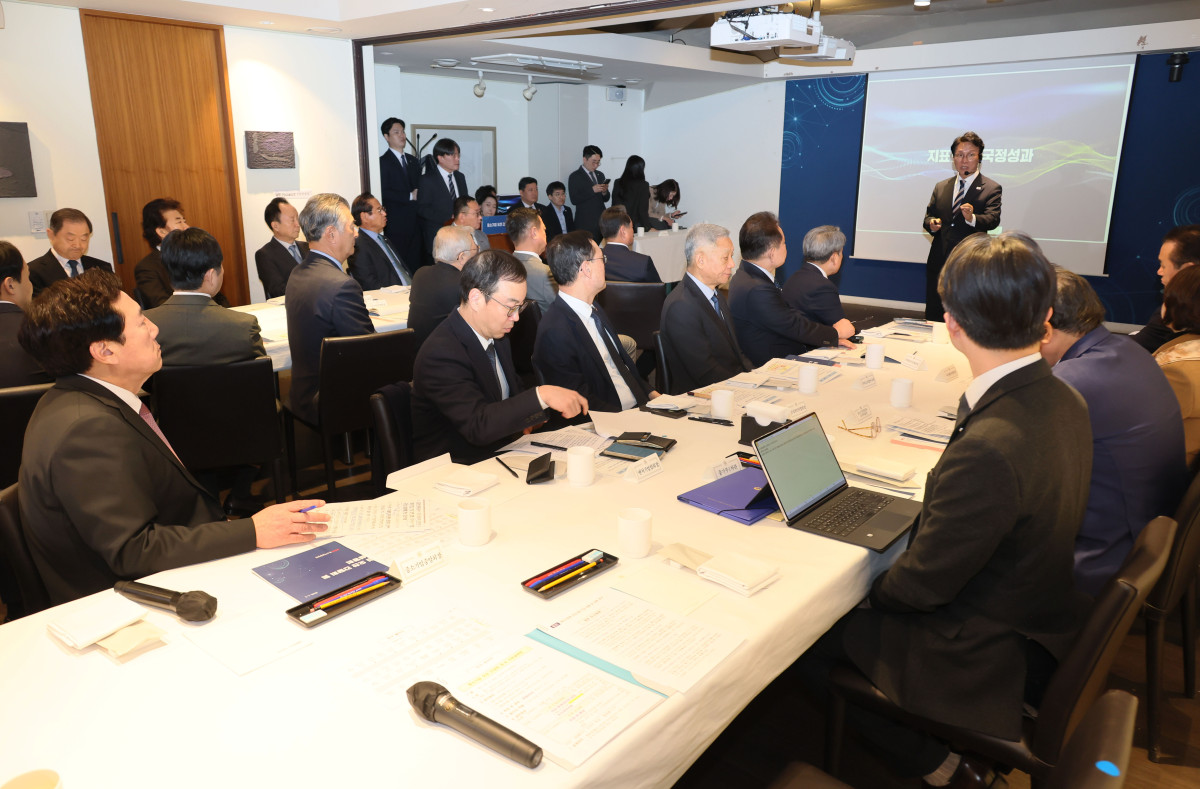 ▲김민석 국무총리가 3일 서울 중구 달개비에서 중소기업인들 대상으로 열린 K-국정설명회에서 강연하고 있다. (연합뉴스)