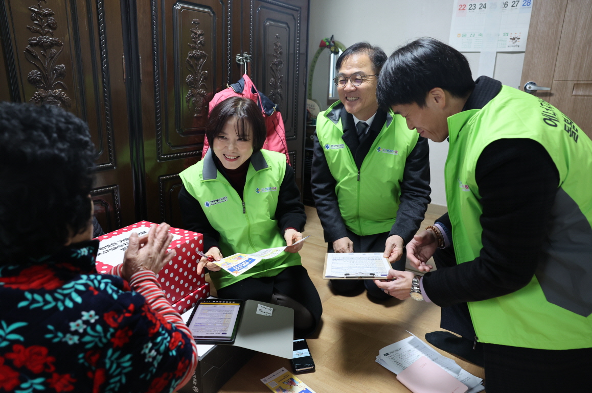 ▲한국에너지공단 최재관 이사장(우측, 2번째)이 에너지바우처 수급가구에게 등유·LPG 확대 지원 선불카드를 전달하고 설 맞이 용품을 전달하고 있다. (사진제공=한국에너지공단)