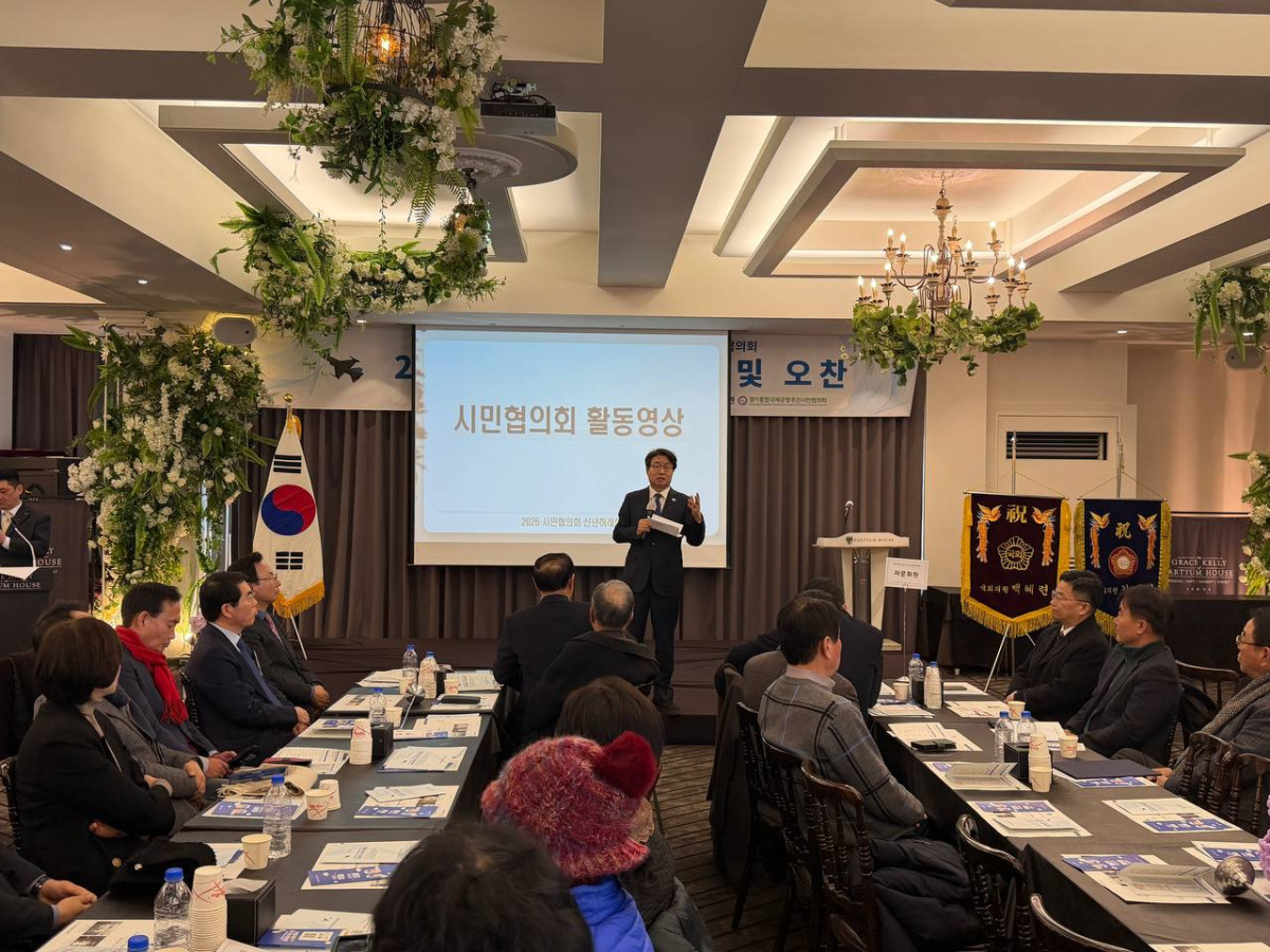 ▲염태영 더불어민주당 의원(경기 수원무)이 2일 수원 파티움하우스에서 열린 '수원화성 군공항 이전 및 경기통합국제공항 추진시민협의회' 신년하례회에서 200여 명의 시민들에게 경기국제공항 추진 경과와 향후 계획을 설명하고 있다. (경기도의회)