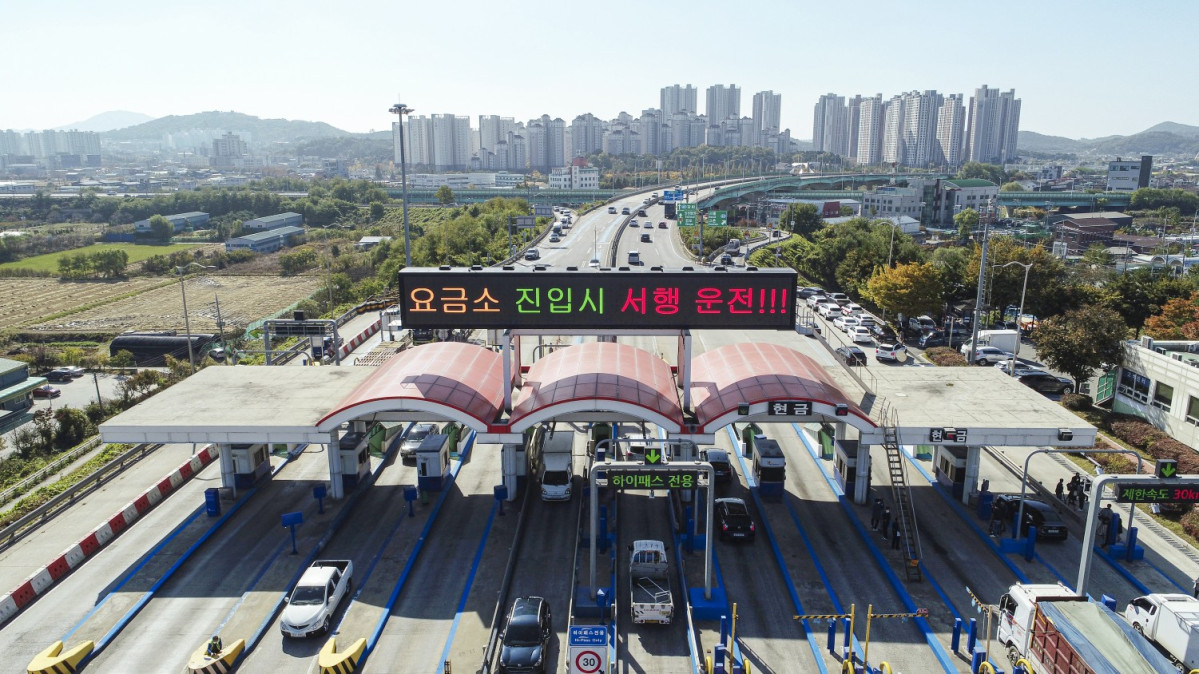 ▲일산대교 요금소 전경. 김포시는 3월 1일부터 평일 출퇴근 시간대(오전 6시~9시, 오후 5시~8시) 일산대교 이용 시 편도 통행료의 50%를 지원한다. 지원을 받으려면 2월 28일까지 한국도로공사 홈페이지에서 하이패스 카드를 사전 등록해야 한다. (김포시)