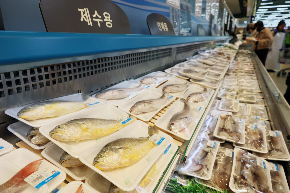 ▲소비자물가 상승률이 5개월 만에 한국은행의 물가관리목표(2%) 수준으로 낮아지며 안정적인 흐름을 이어갔지만 불안 요인도 적지 않다. 당장 설 연휴를 앞두고 2% 물가 상승률과 괴리된 먹거리 물가 상승세가 이어지고 있다. 3일 국가데이터처의 '2026년 1월 소비자물가 동향'에 따르면 지난달 소비자물가상승률이 석유류 가격 안정 등의 영향으로 지난해 8월 이후 가장 낮은 2.0%를 기록했다. 하지만 사과, 조기 등 성수품을 중심으로 먹거리 가격은 여전히 높은 수준을 나타냈다. 조기(21.0%), 쌀(18.3%), 고등어(11.7%), 사과(10.8%), 수입쇠고기(7.2%), 달걀(6.8%), 국산쇠고기(3.7%) 등이 높은 상승폭을 보였다. 이날 서울의 한 대형마트에서 시민들이 장을 보고 있다. 신태현 기자 holjjak@