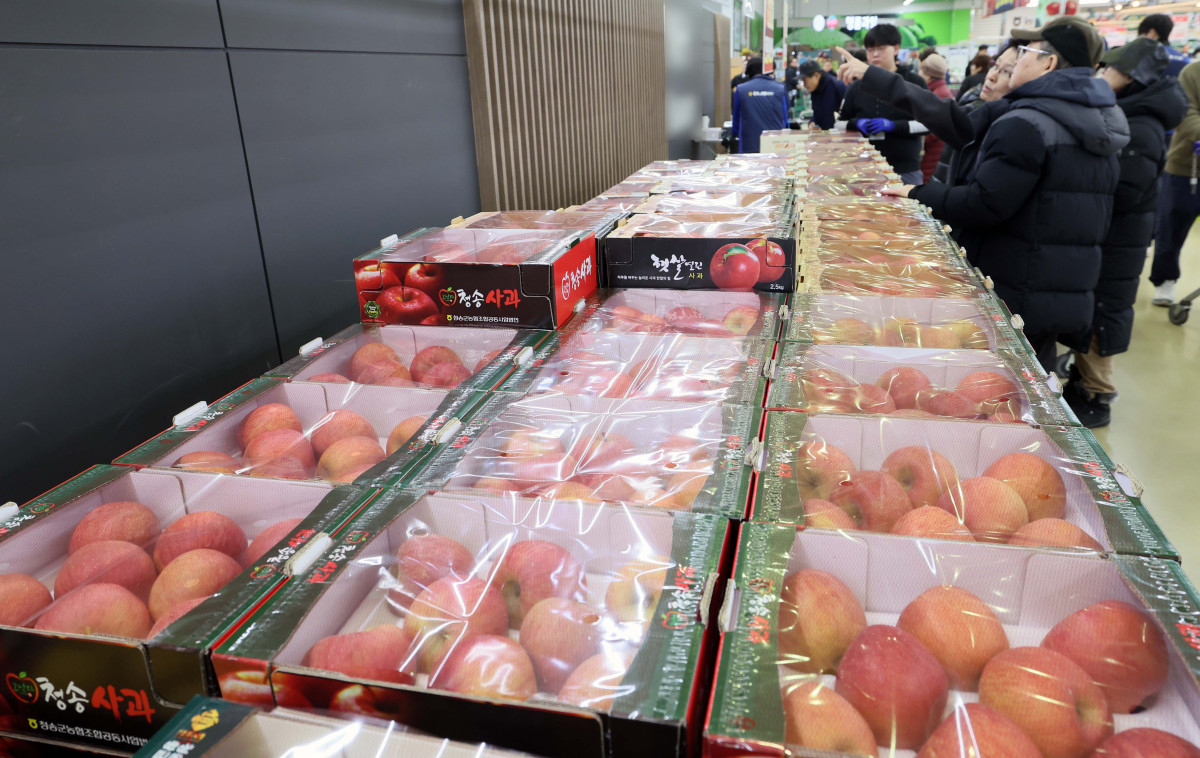 ▲소비자물가 상승률이 5개월 만에 한국은행의 물가관리목표(2%) 수준으로 낮아지며 안정적인 흐름을 이어갔지만 불안 요인도 적지 않다. 당장 설 연휴를 앞두고 2% 물가 상승률과 괴리된 먹거리 물가 상승세가 이어지고 있다. 3일 국가데이터처의 '2026년 1월 소비자물가 동향'에 따르면 지난달 소비자물가상승률이 석유류 가격 안정 등의 영향으로 지난해 8월 이후 가장 낮은 2.0%를 기록했다. 하지만 사과, 조기 등 성수품을 중심으로 먹거리 가격은 여전히 높은 수준을 나타냈다. 조기(21.0%), 쌀(18.3%), 고등어(11.7%), 사과(10.8%), 수입쇠고기(7.2%), 달걀(6.8%), 국산쇠고기(3.7%) 등이 높은 상승폭을 보였다. 이날 서울의 한 대형마트에서 시민들이 장을 보고 있다. 신태현 기자 holjjak@