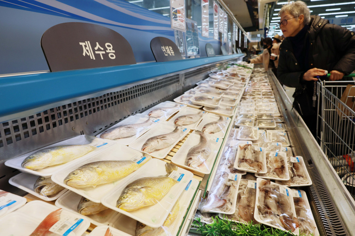 ▲소비자물가 상승률이 5개월 만에 한국은행의 물가관리목표(2%) 수준으로 낮아지며 안정적인 흐름을 이어갔지만 불안 요인도 적지 않다. 당장 설 연휴를 앞두고 2% 물가 상승률과 괴리된 먹거리 물가 상승세가 이어지고 있다. 3일 국가데이터처의 '2026년 1월 소비자물가 동향'에 따르면 지난달 소비자물가상승률이 석유류 가격 안정 등의 영향으로 지난해 8월 이후 가장 낮은 2.0%를 기록했다. 하지만 사과, 조기 등 성수품을 중심으로 먹거리 가격은 여전히 높은 수준을 나타냈다. 조기(21.0%), 쌀(18.3%), 고등어(11.7%), 사과(10.8%), 수입쇠고기(7.2%), 달걀(6.8%), 국산쇠고기(3.7%) 등이 높은 상승폭을 보였다. 이날 서울의 한 대형마트에서 시민들이 장을 보고 있다. 신태현 기자 holjjak@