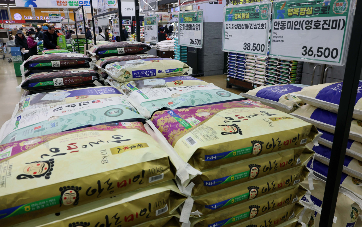 ▲소비자물가 상승률이 5개월 만에 한국은행의 물가관리목표(2%) 수준으로 낮아지며 안정적인 흐름을 이어갔지만 불안 요인도 적지 않다. 당장 설 연휴를 앞두고 2% 물가 상승률과 괴리된 먹거리 물가 상승세가 이어지고 있다. 3일 국가데이터처의 '2026년 1월 소비자물가 동향'에 따르면 지난달 소비자물가상승률이 석유류 가격 안정 등의 영향으로 지난해 8월 이후 가장 낮은 2.0%를 기록했다. 하지만 사과, 조기 등 성수품을 중심으로 먹거리 가격은 여전히 높은 수준을 나타냈다. 조기(21.0%), 쌀(18.3%), 고등어(11.7%), 사과(10.8%), 수입쇠고기(7.2%), 달걀(6.8%), 국산쇠고기(3.7%) 등이 높은 상승폭을 보였다. 이날 서울의 한 대형마트에서 시민들이 장을 보고 있다. 신태현 기자 holjjak@