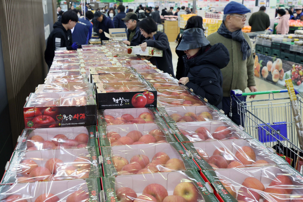 ▲소비자물가 상승률이 5개월 만에 한국은행의 물가관리목표(2%) 수준으로 낮아지며 안정적인 흐름을 이어갔지만 불안 요인도 적지 않다. 당장 설 연휴를 앞두고 2% 물가 상승률과 괴리된 먹거리 물가 상승세가 이어지고 있다. 3일 국가데이터처의 '2026년 1월 소비자물가 동향'에 따르면 지난달 소비자물가상승률이 석유류 가격 안정 등의 영향으로 지난해 8월 이후 가장 낮은 2.0%를 기록했다. 하지만 사과, 조기 등 성수품을 중심으로 먹거리 가격은 여전히 높은 수준을 나타냈다. 조기(21.0%), 쌀(18.3%), 고등어(11.7%), 사과(10.8%), 수입쇠고기(7.2%), 달걀(6.8%), 국산쇠고기(3.7%) 등이 높은 상승폭을 보였다. 이날 서울의 한 대형마트에서 시민들이 장을 보고 있다. 신태현 기자 holjjak@