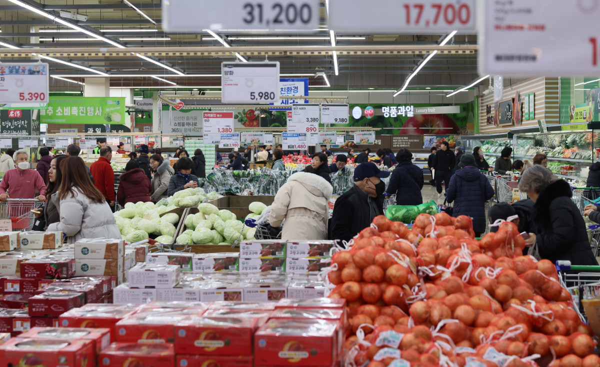 ▲소비자물가 상승률이 5개월 만에 한국은행의 물가관리목표(2%) 수준으로 낮아지며 안정적인 흐름을 이어갔지만 불안 요인도 적지 않다. 당장 설 연휴를 앞두고 2% 물가 상승률과 괴리된 먹거리 물가 상승세가 이어지고 있다. 3일 국가데이터처의 '2026년 1월 소비자물가 동향'에 따르면 지난달 소비자물가상승률이 석유류 가격 안정 등의 영향으로 지난해 8월 이후 가장 낮은 2.0%를 기록했다. 하지만 사과, 조기 등 성수품을 중심으로 먹거리 가격은 여전히 높은 수준을 나타냈다. 조기(21.0%), 쌀(18.3%), 고등어(11.7%), 사과(10.8%), 수입쇠고기(7.2%), 달걀(6.8%), 국산쇠고기(3.7%) 등이 높은 상승폭을 보였다. 이날 서울의 한 대형마트에서 시민들이 장을 보고 있다. 신태현 기자 holjjak@