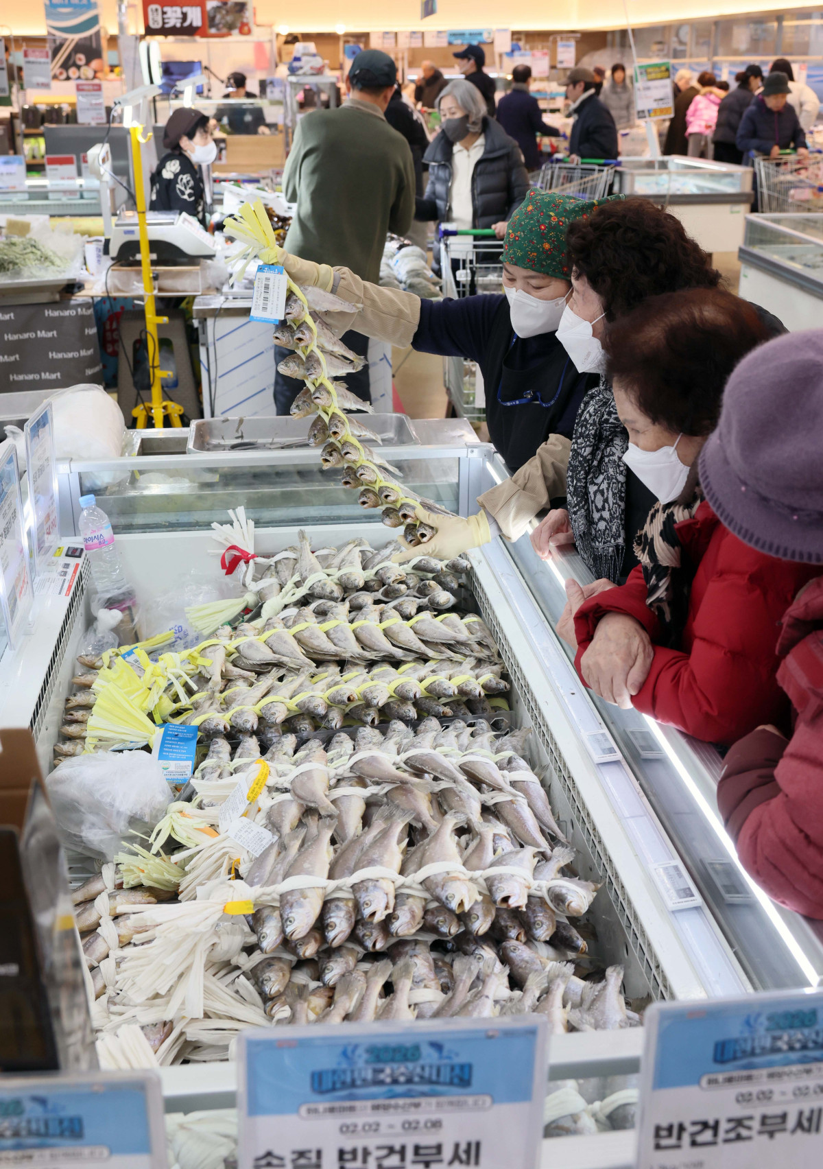 ▲소비자물가 상승률이 5개월 만에 한국은행의 물가관리목표(2%) 수준으로 낮아지며 안정적인 흐름을 이어갔지만 불안 요인도 적지 않다. 당장 설 연휴를 앞두고 2% 물가 상승률과 괴리된 먹거리 물가 상승세가 이어지고 있다. 3일 국가데이터처의 '2026년 1월 소비자물가 동향'에 따르면 지난달 소비자물가상승률이 석유류 가격 안정 등의 영향으로 지난해 8월 이후 가장 낮은 2.0%를 기록했다. 하지만 사과, 조기 등 성수품을 중심으로 먹거리 가격은 여전히 높은 수준을 나타냈다. 조기(21.0%), 쌀(18.3%), 고등어(11.7%), 사과(10.8%), 수입쇠고기(7.2%), 달걀(6.8%), 국산쇠고기(3.7%) 등이 높은 상승폭을 보였다. 이날 서울의 한 대형마트에서 시민들이 장을 보고 있다. 신태현 기자 holjjak@