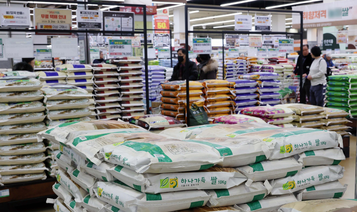 ▲소비자물가 상승률이 5개월 만에 한국은행의 물가관리목표(2%) 수준으로 낮아지며 안정적인 흐름을 이어갔지만 불안 요인도 적지 않다. 당장 설 연휴를 앞두고 2% 물가 상승률과 괴리된 먹거리 물가 상승세가 이어지고 있다. 3일 국가데이터처의 '2026년 1월 소비자물가 동향'에 따르면 지난달 소비자물가상승률이 석유류 가격 안정 등의 영향으로 지난해 8월 이후 가장 낮은 2.0%를 기록했다. 하지만 사과, 조기 등 성수품을 중심으로 먹거리 가격은 여전히 높은 수준을 나타냈다. 조기(21.0%), 쌀(18.3%), 고등어(11.7%), 사과(10.8%), 수입쇠고기(7.2%), 달걀(6.8%), 국산쇠고기(3.7%) 등이 높은 상승폭을 보였다. 이날 서울의 한 대형마트에서 시민들이 장을 보고 있다. 신태현 기자 holjjak@