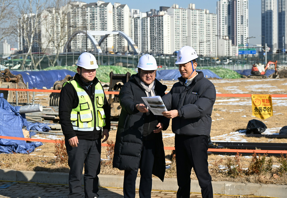 ▲오세훈 서울시장이 3일 삼표레미콘 부지를 찾아 사전협상에 따른 사업 추진 현황을 보고받고 있다. (서울시)