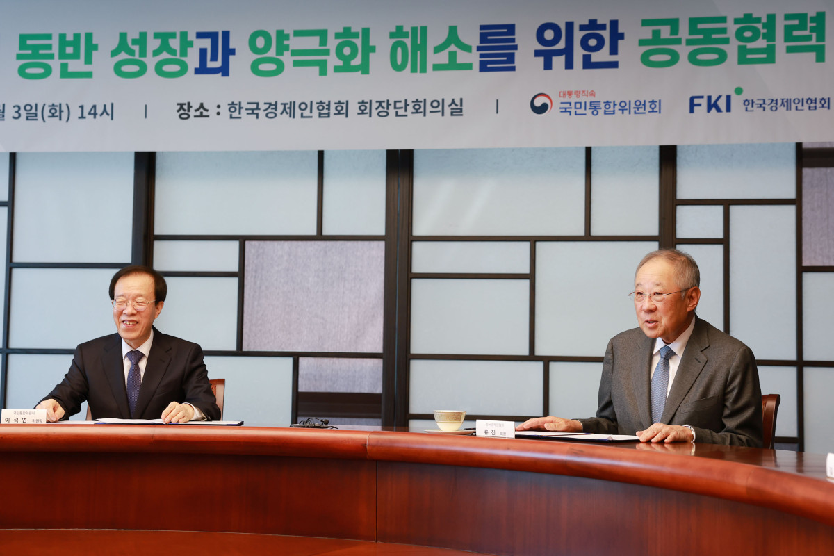 ▲류진 한국경제인협회 회장이 3일 여의도 FKI타워에서 열린 '대·중소기업의 동반 성장과 양극화 해소를 위한 업무협약식'에 참석해 인사말을 하고 있다. 향후 양 기관은 ▲공동 연구·조사, ▲정기 행사·토론회 개최, ▲대정부 정책 제안 및 이행점검, ▲대국민 홍보·캠페인 등 협력체계를 구축해 나갈 예정이다. (한경협)