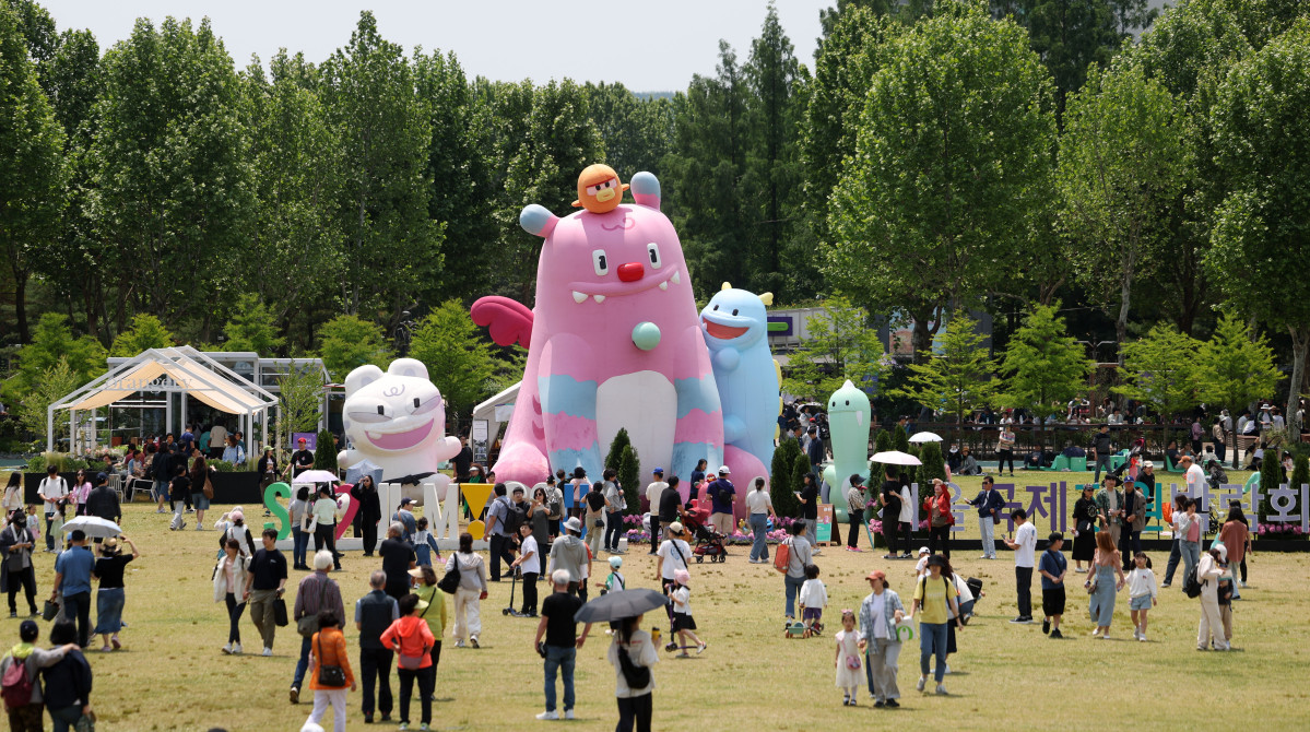 ▲서울 동작구 보라매공원에서 열린 2025 서울국제정원박람회를 찾은 시민들이 정원을 만끽하고 있다. (뉴시스)