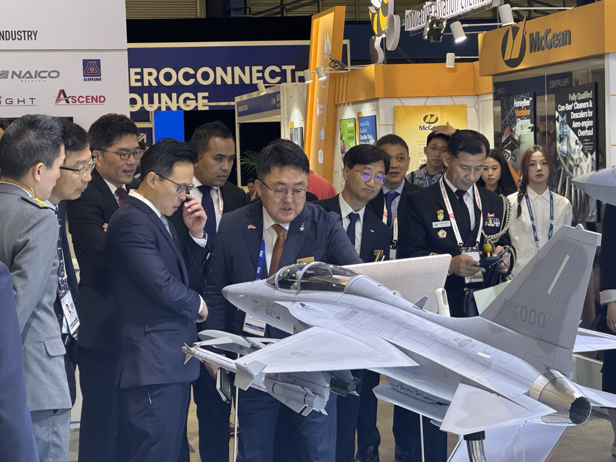 ▲조우래 수출마케팅 본부장이 싱가폴 데스몬드 추(Desmond Choo) 국방부 국무장관에게 KAI 제품을 소개하고 있다. (사진= KAI)