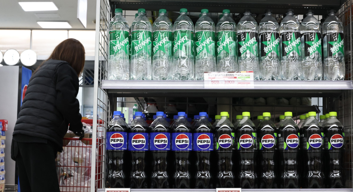 ▲1월 29일 서울 시내의 한 대형마트에 일반 콜라, 사이다와 제로 콜라, 사이다 제품이 진열돼 있다. (연합뉴스)