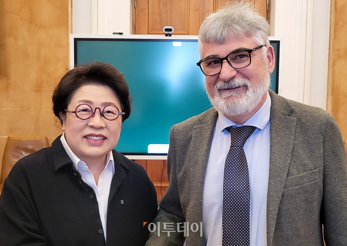 ▲기념촬영 하는 상명대(왼쪽) 김종희 총장과 사피엔차 대학 카를로 마씨모 카씨올라(Carlo Massimo Casciola) 공과대학장.