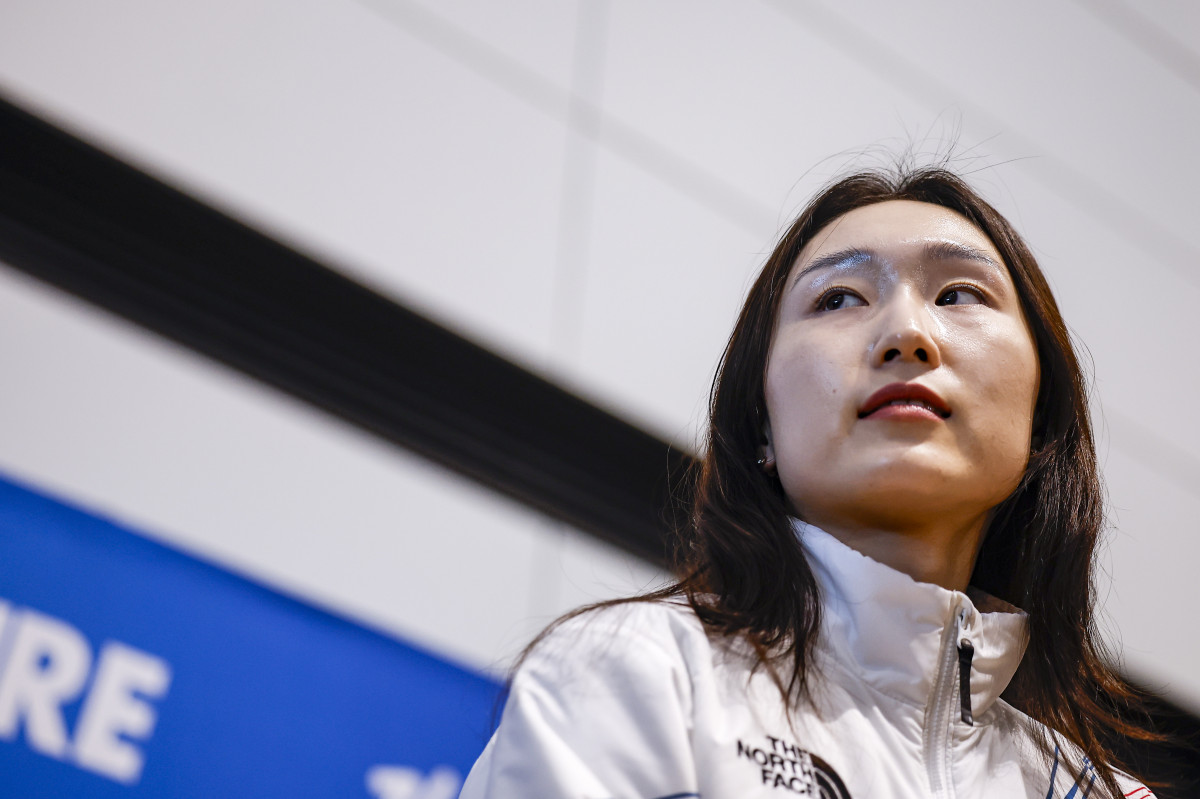 ▲2026 밀라노·코르티나담페초 동계올림픽에 출전하는 최민정이 지난달 30일 인천국제공항 제2터미널을 통해 출국하기에 앞서 취재진 질문에 답하고 있다. (뉴시스)