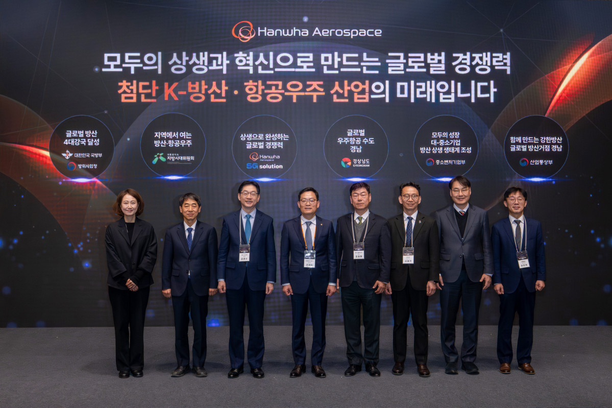 ▲3일 경남 창원특례시 한화에어로스페이스 3사업장 R&D센터에서 열린 '방산·항공우주산업 혁신을 위한 상생협력 선포식'에서 참석자들이 기념 촬영하고 있다.왼쪽부터 이성은 국방부 전력정책국장 직무대리, 이영섭 방위사업청 방위사업정책국장, 김경수 대통령직속 지방시대위원장, 손재일 한화에어로스페이스 대표이사, 조정현 상생협력협의회 대표(SG솔루션 회장), 김명주 경상남도 경제부지사, 이은청 중소벤처기업부 상생협력국장, 이민우 산업통상부 산업정책관. (한화에어로스페이스)