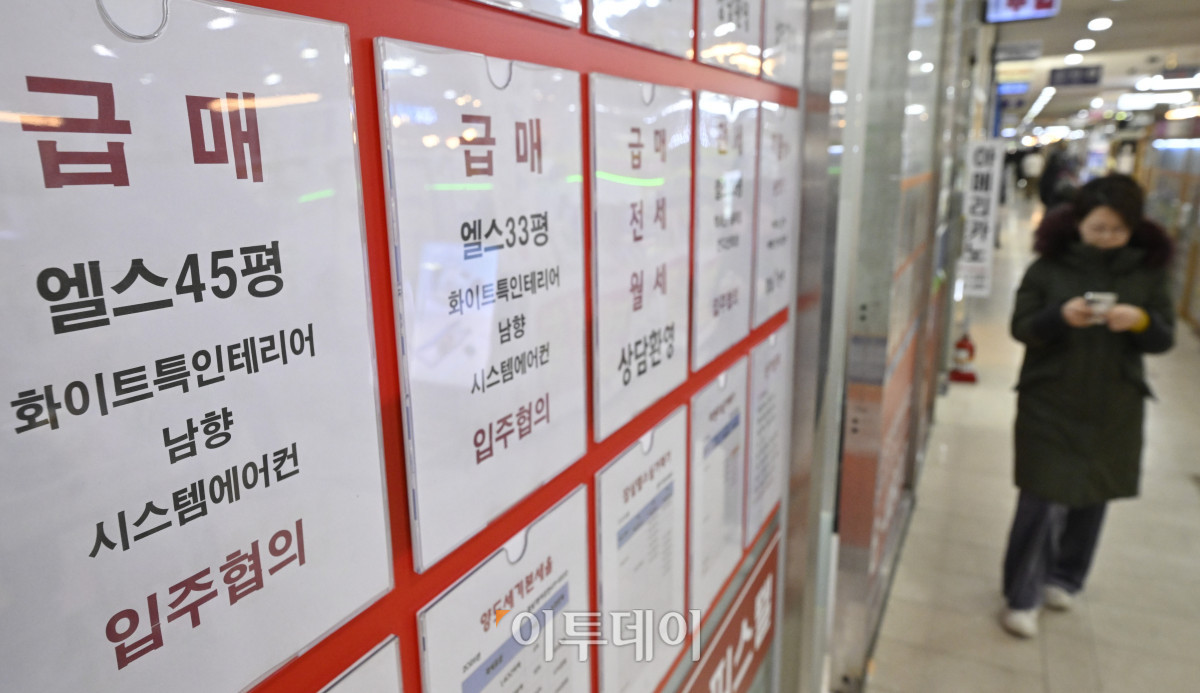 ▲서울 강남 3구(강남·서초·송파)의 아파트 매물이 증가한 것으로 나타난 3일 서울 송파구의 한 공인중개사사무소에 매물 안내문이 붙어 있다. 부동산 플랫폼 아실에 따르면 이날 기준 강남 3구 아파트 매물은 1만8613건으로, 닷새 전(1만7988건)보다 3.5%(625건) 늘었다. 송파구는 3896건으로 5.5% 증가했으며, 강남구와 서초구도 각각 3.4%, 2.4% 늘었다. 조현호 기자 hyunho@