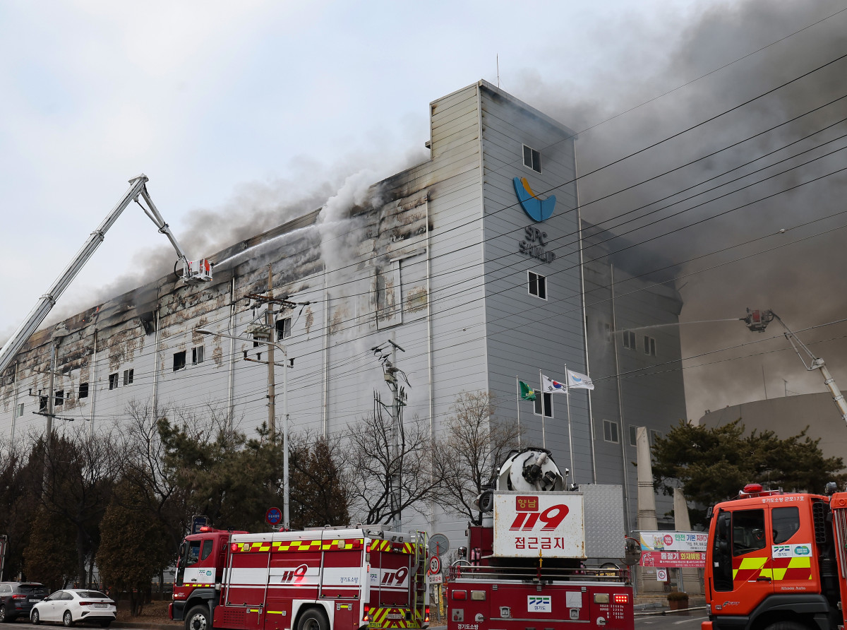 ▲3일 오후 경기도 시흥시 정왕동 SPC삼립 시화공장에서 화재가 발생해 진화작업을 하고 있다. (연합뉴스)