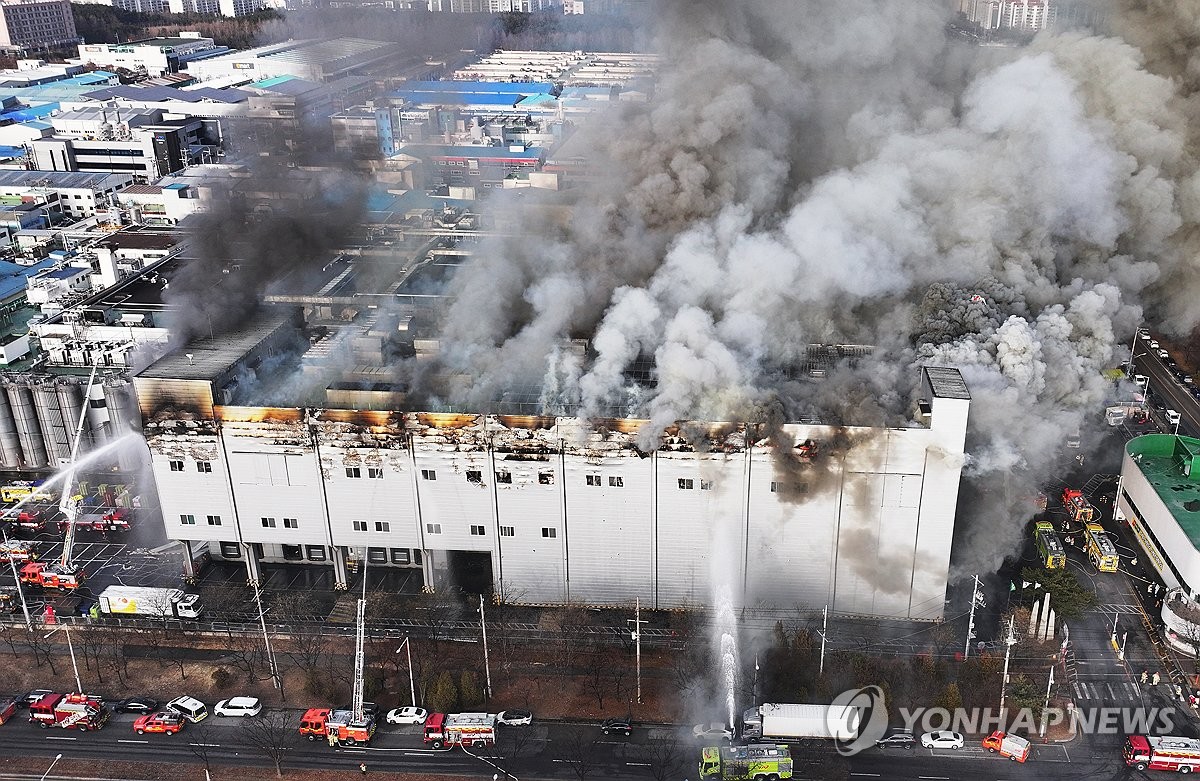 ▲3일 오후 경기도 시흥시 정왕동 SPC삼립 시화공장에서 화재가 발생해 소방관들이 진화작업을 하고 있다.  (연합뉴스)