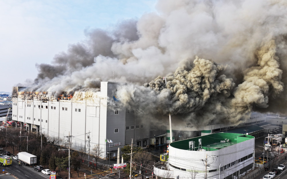 ▲3일 오후 경기도 시흥시 정왕동 SPC삼립 시화공장에서 화재가 발생해 소방관들이 진화작업을 하고 있다.  (연합뉴스)