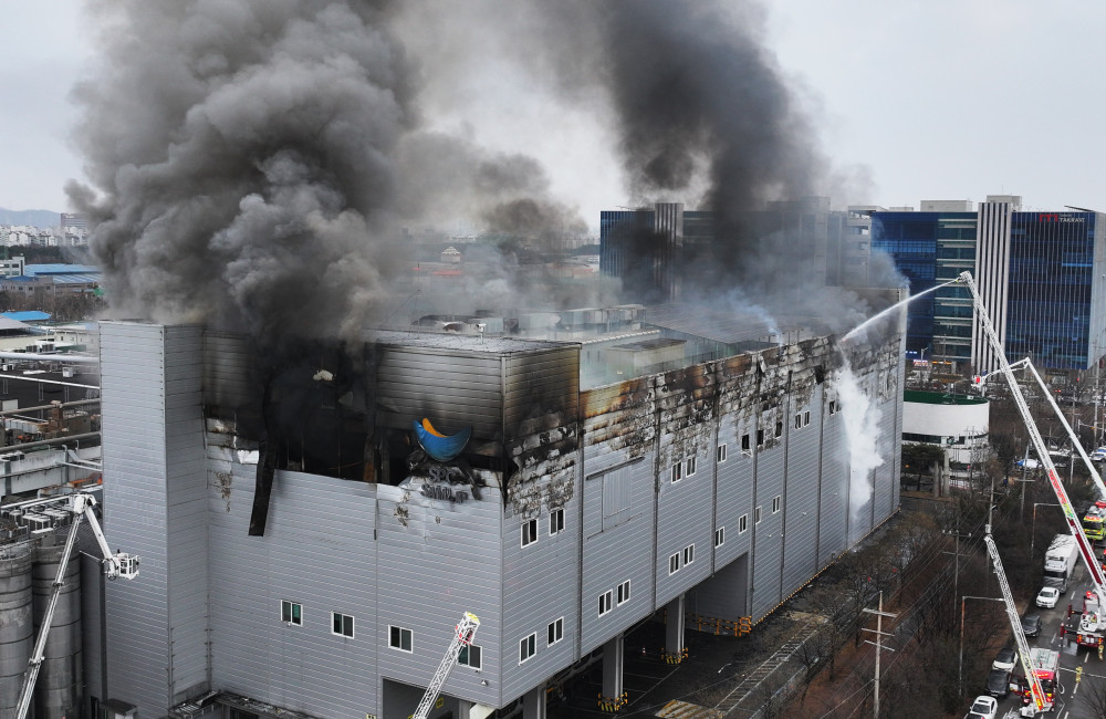 ▲3일 오후 경기도 시흥시 정왕동 SPC삼립 시화공장에서 화재가 발생해 소방관들이 진화작업을 하고 있다. (연합뉴스)