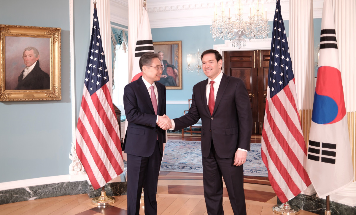 ▲조현 외교부 장관이 3일(현지시간) 워싱턴D.C.의 국무부 청사에서 마코 루비오 미 국무장관과 회담에 앞서 악수하고 있다.  (워싱턴D.C./연합뉴스)