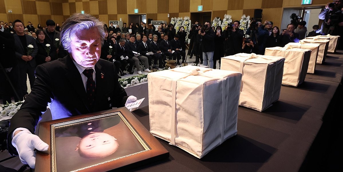 ▲ 제주시 봉개동 제주4·3평화공원 평화교육센터에서 열린 4·3희생자 신원확인 보고회에서 한 유족이 유해함에 이름표를 부착하고 있다. (사진제공=연합뉴스)