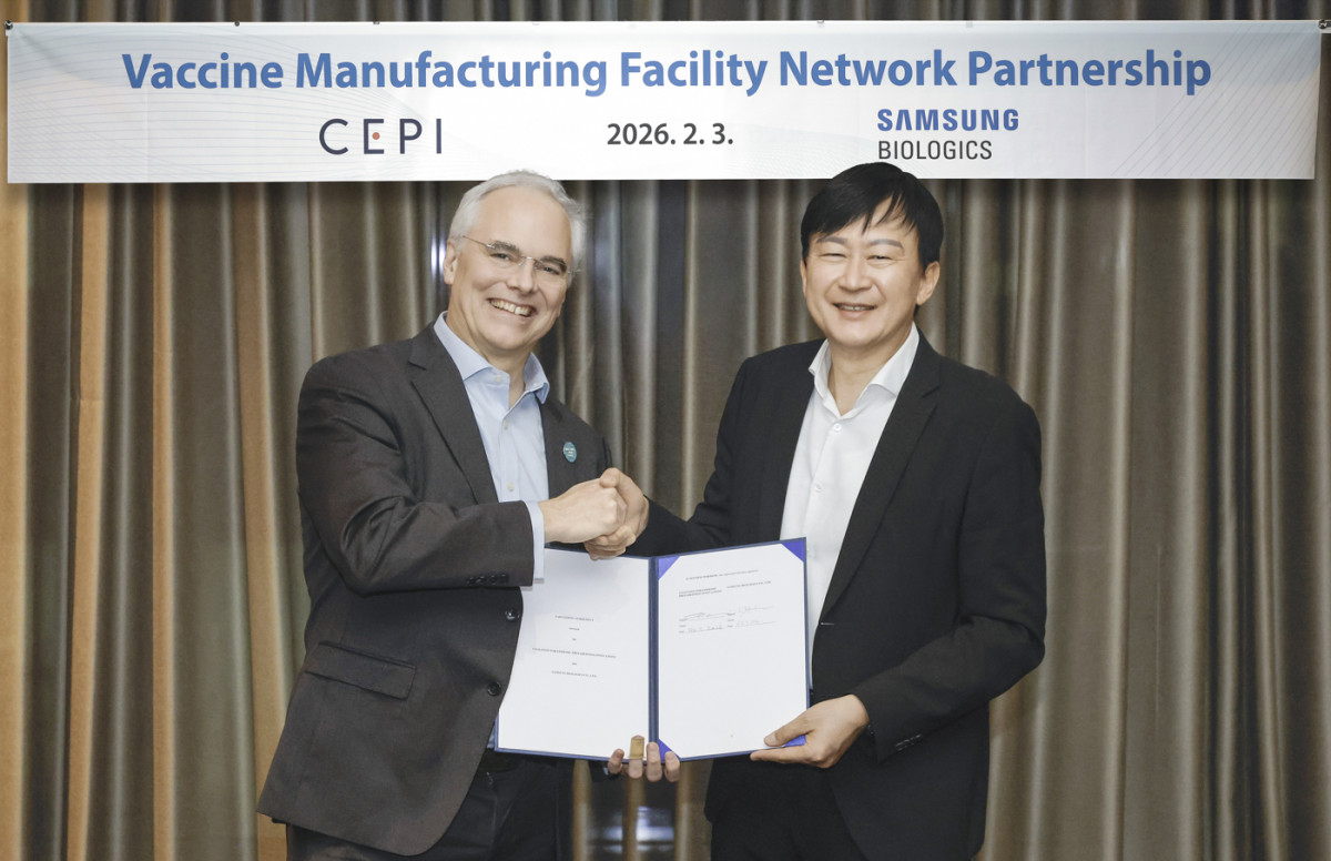 ▲존림 삼성바이오로직스 대표(오른쪽)와 리처드 해쳇 CEPI 대표가 체결식에서 기념촬영을 하고 있다. (사진제공=삼성바이오로직스)