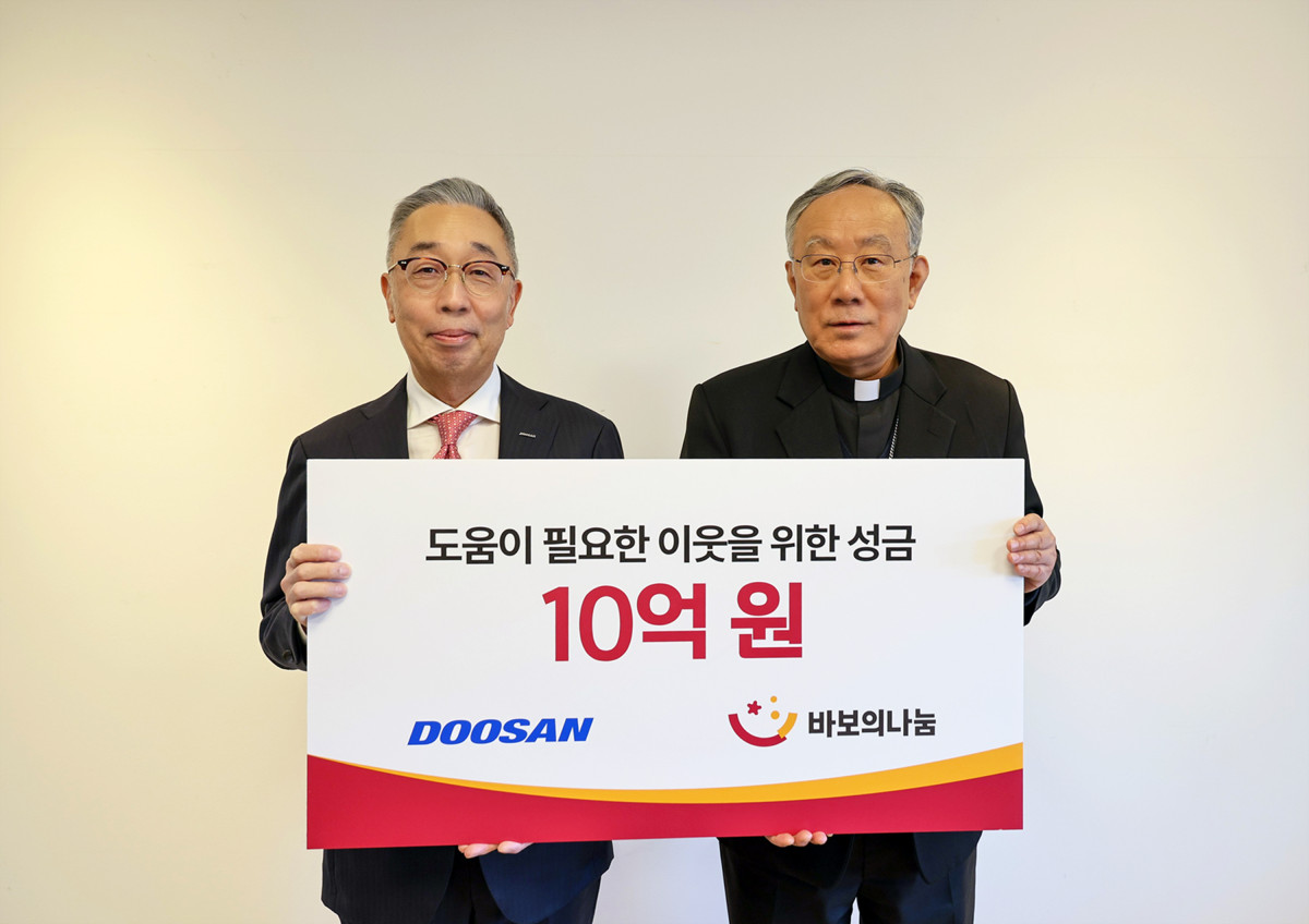 ▲박지원 두산그룹 부회장(사진 왼쪽)과 구요비 재단법인 바보의 나눔 이사장이 3일 서울 명동성당에서 열린 성금 전달식에서 기념촬영을 하고 있다. (사진= 두)