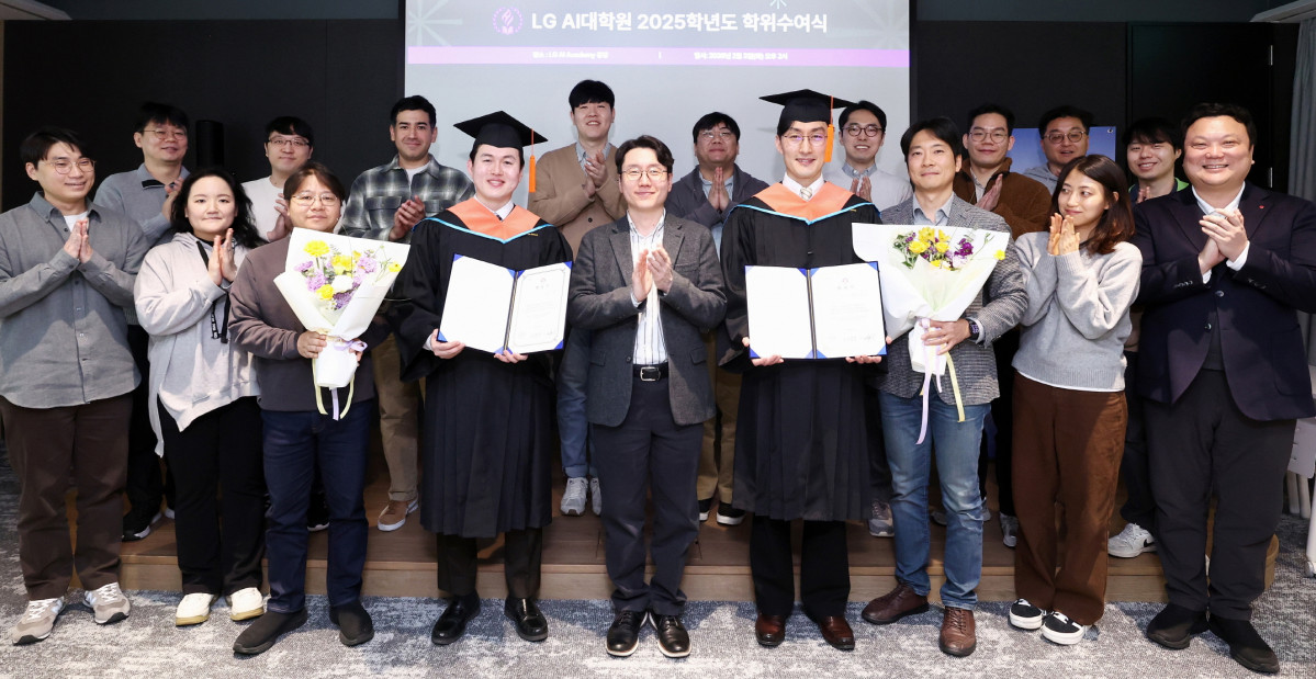 ▲LG가 3일 서울 마곡에 위치한 LG AI대학원에서 사내 과정 마지막 학위수여식을 진행했다. 사진 앞줄 왼쪽에서 4번 째부터 신윤호 LG유플러스 선임, 임우형 LG AI연구원 공동연구원장, 나영탁 LG전자 책임연구원. (사진제공-LG)
