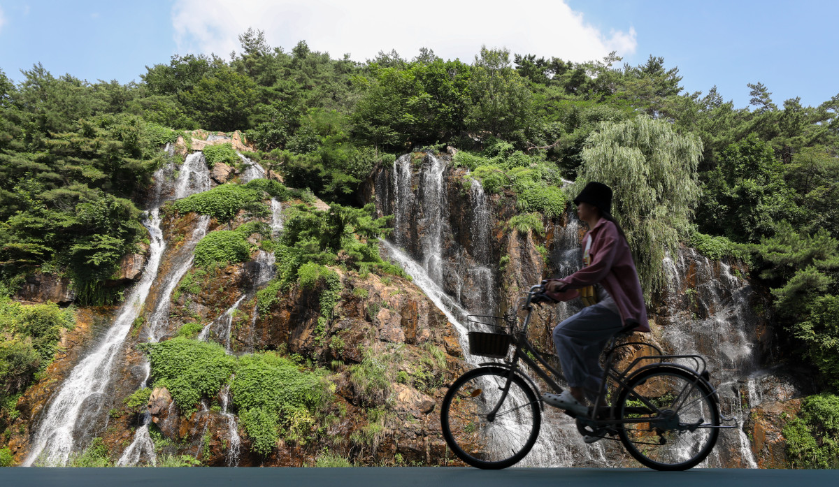 ▲서울 서대문구 홍제천 인공폭포 앞. (뉴시스)