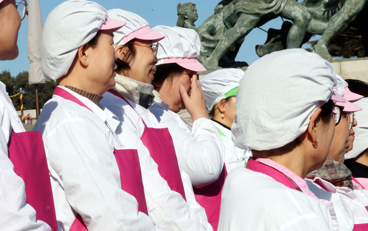 ▲지난달 29일 오후 서울 여의도 국회 본청 계단에서 열린 '학교급식법 개정 환영' 기자회견에서 한 학교급식노동자가 눈물을 훔치고 있다. (뉴시스)