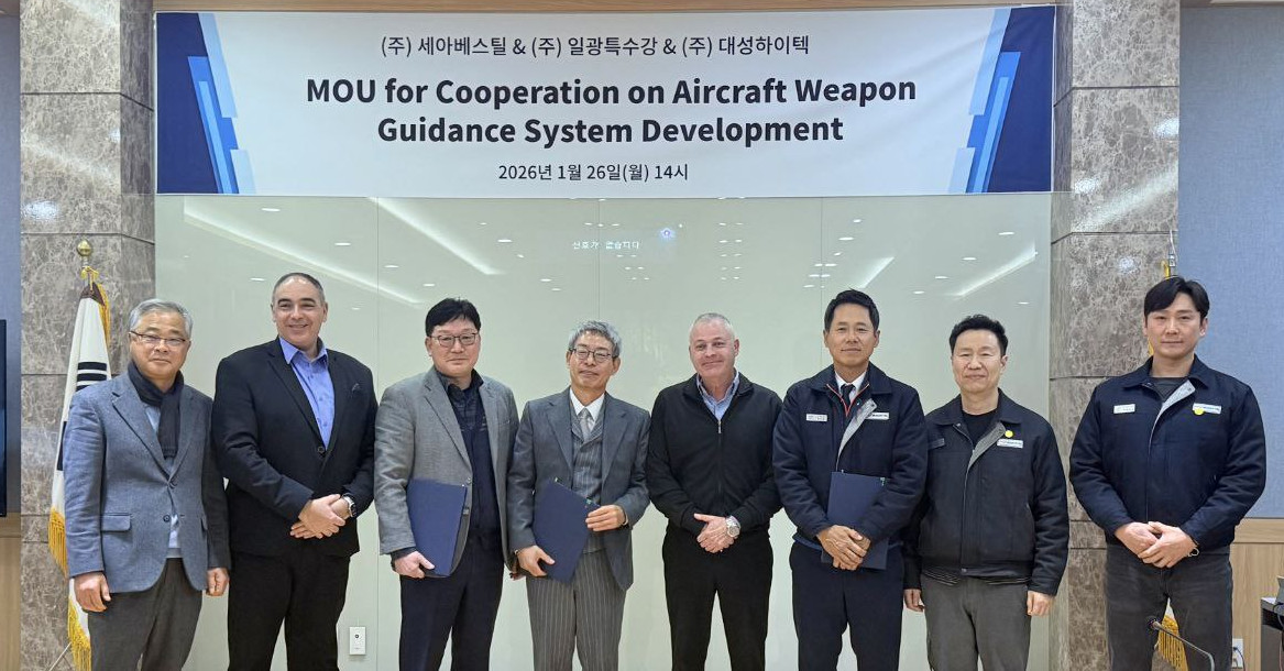 ▲대성하이텍, 엘빗시스템즈, 세아베스틸, 일광특수강 관계자들이 항공 유도무기 분야 부품 국산화 업무협약(MOU)을 체결하고 기념 촬영을 하고 있다.(대성하이텍 제공)