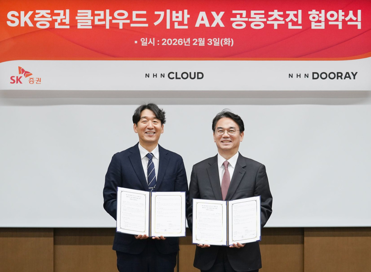 ▲4일 김동훈 NHN Cloud 대표이사(왼쪽), 정준호 SK증권 대표이사(오른쪽)가 금융 산업의 클라우드 전환과 인공지능 전환(AX) 강화를 위해 ‘클라우드 및 AX 분야 협력을 위한 MOU’를 체결하고 기념사진을 찍고 있다. (SK증권)