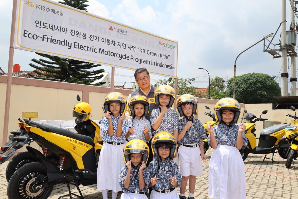 ▲3일 인도네시아 자카르타 단비초등학교에서 열린 ‘KB Green Ride' 전달식에서 KB손해보험 곽종득 인도네시아 법인장(맨 뒷줄)과 안전모를 지원받은 현지 학생들이 기념촬영을 하고 있다. (제공 KB손해보험)