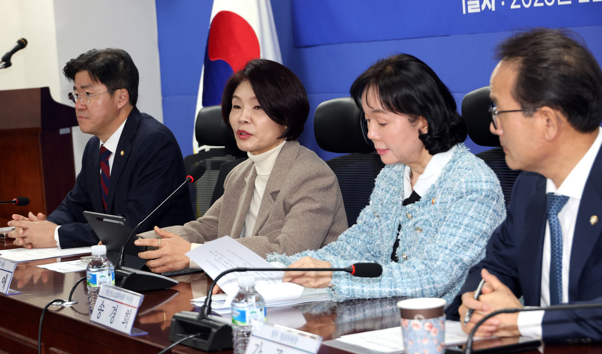 ▲한정애 더불어민주당 정책위의장(왼쪽 두 번째)이 4일 국회 의원회관에서 열린 개인정보 유출 대응 강화를 위한 당정 협의에서 발언하고 있다. 사진=연합뉴스